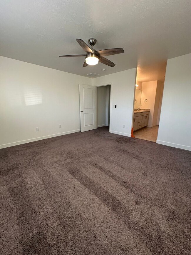 Building Photo - Deposit Moves You In This January! 3 Bed, 2.5 Bath Townhome in West Haven