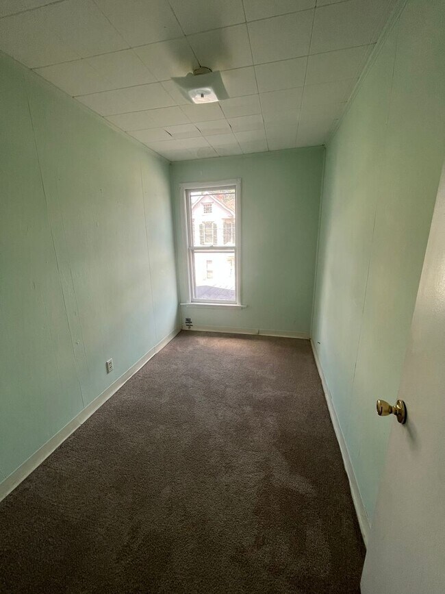 Building Photo - 2 Bedrooms, 1 Bath - 2nd Story - Available...
