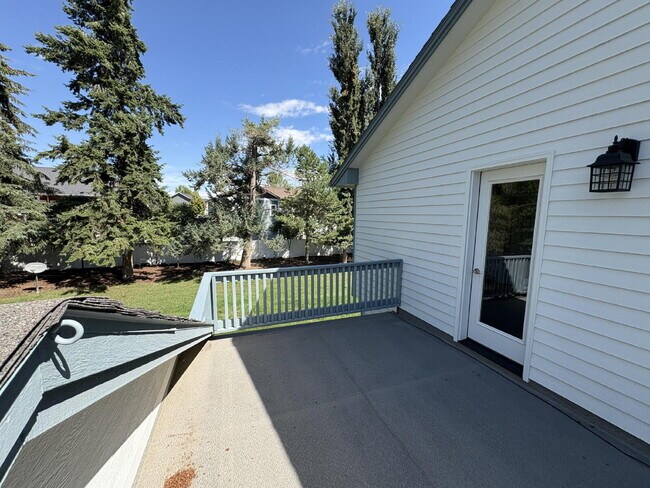 Building Photo - Spacious home in country setting, yet close to amenities