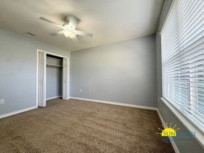 Building Photo - Stunning South Crestview Home with many Custom Details!