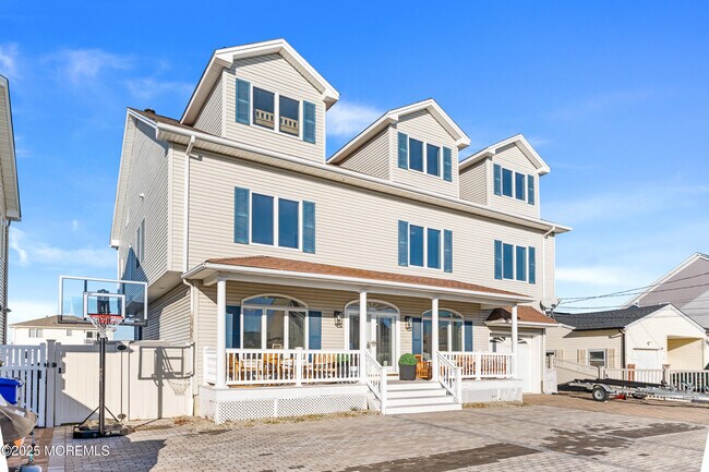 Building Photo - 3456 E Thistle Ave