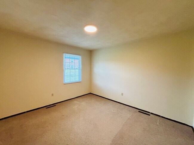 Building Photo - 2 Bedroom, 1.5 Bath Townhouse
