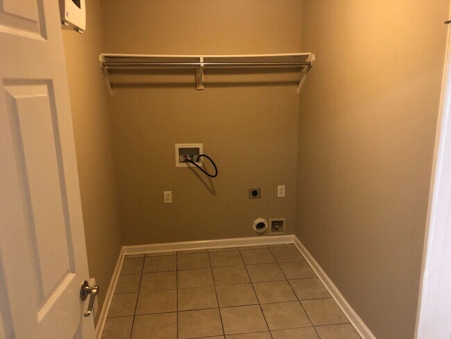 Building Photo - 327 Autumn Dr