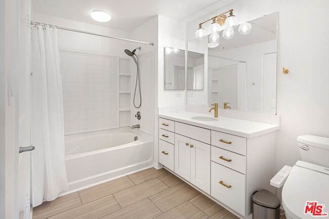 Building Photo - 6400 Crescent Prk E