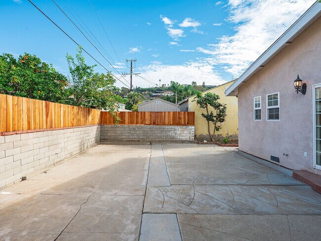 Building Photo - "Spacious 4-Bed, 3-Bath Oasis in Prime Los Angeles Location - 2080 Sq Ft of Comfort!"