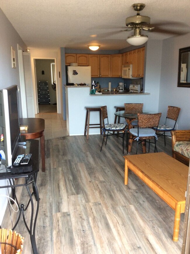 Building Photo - Mostly furnished upstairs 2 bed., 2 full bathroom Kihei Shores condo