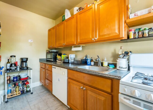 Building Photo - NW Rowhouse Near Georgetown University & Hospital Available Early August