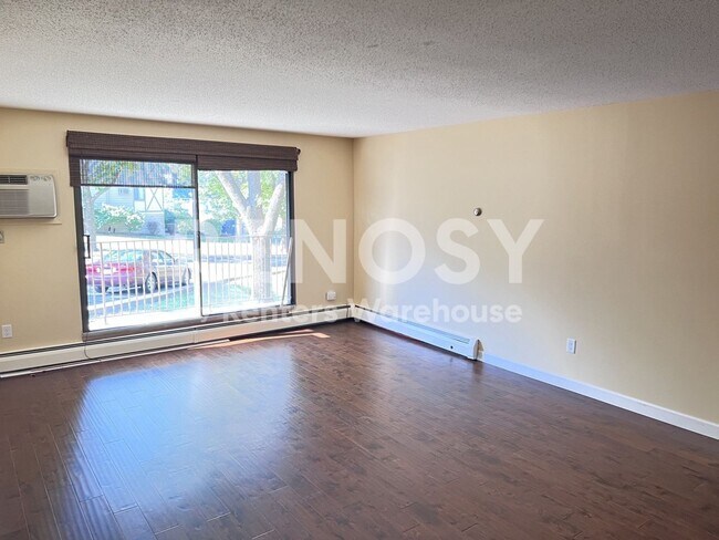 Building Photo - 1304 W Medicine Lake Dr
