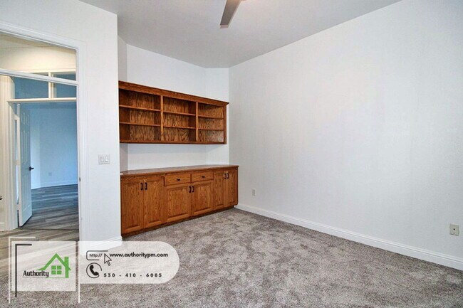 Building Photo - 2724 Western Oak Dr