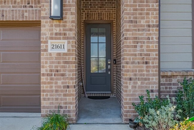 Building Photo - 21611 Shadowbrook Birch Dr