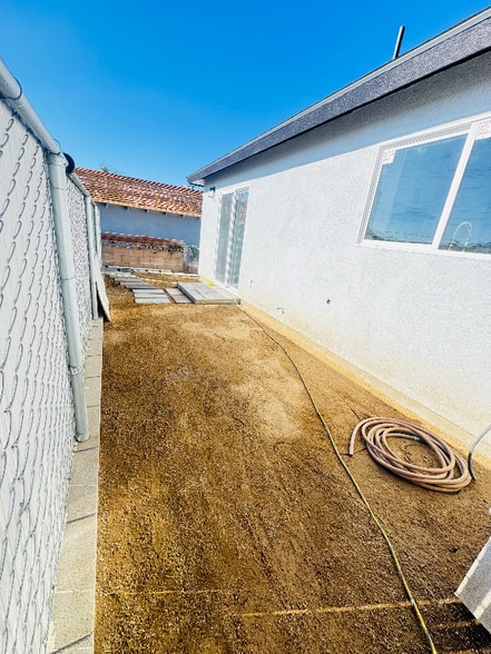 Building Photo - 889 W 8th St