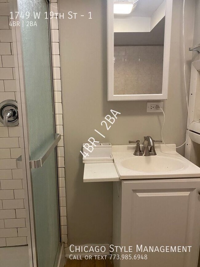 Building Photo - Duplex down in the heart of Pilsen! All th...