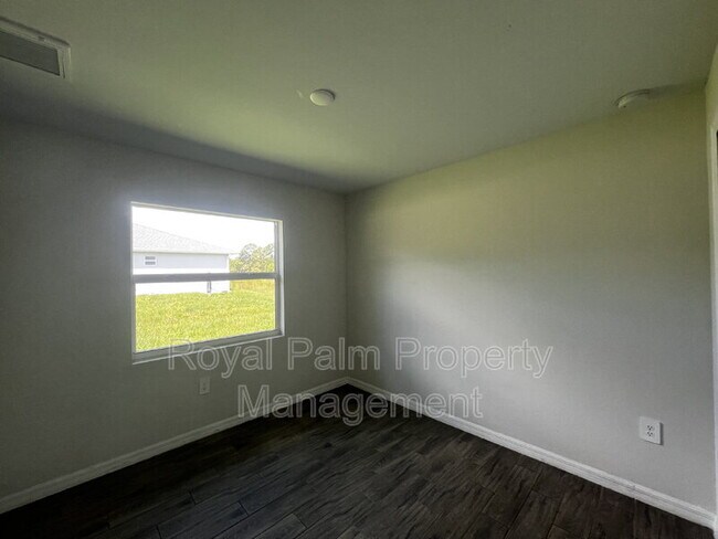 Building Photo - 1306 W 12th St