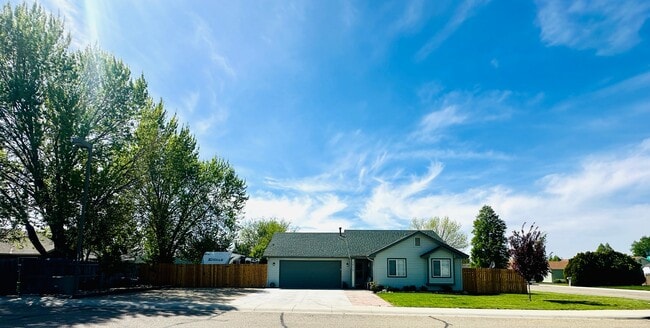 Building Photo - 1717 W Topanga Dr