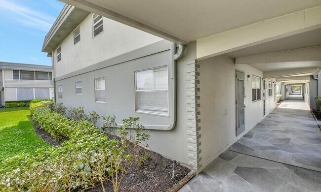 Building Photo - 581 Monaco Way