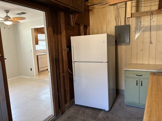 Building Photo - "Coastal Comfort Awaits: Spacious 4-Bed, 3-Bath Home in Fort Walton Beach Haven"