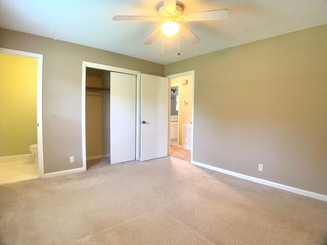 Building Photo - 339 Lake Ct Dr