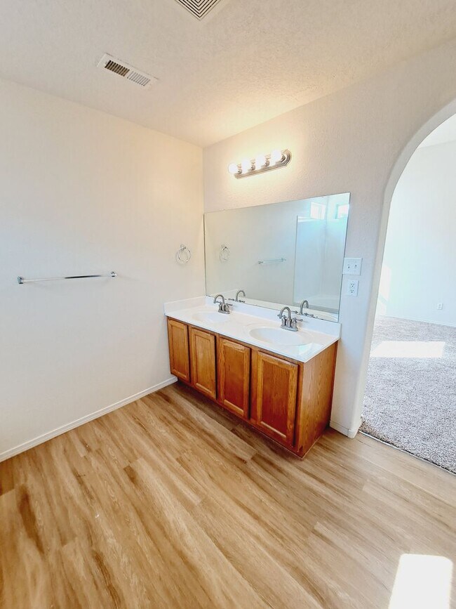 Building Photo - Cute 3 bed 2 bath home