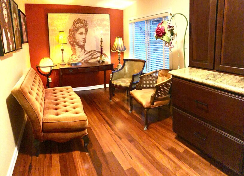 Building Photo - 4030 Beach Dr SW