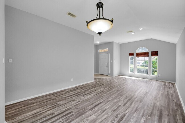 Building Photo - Cozy and quiet 4 bed 2 bath