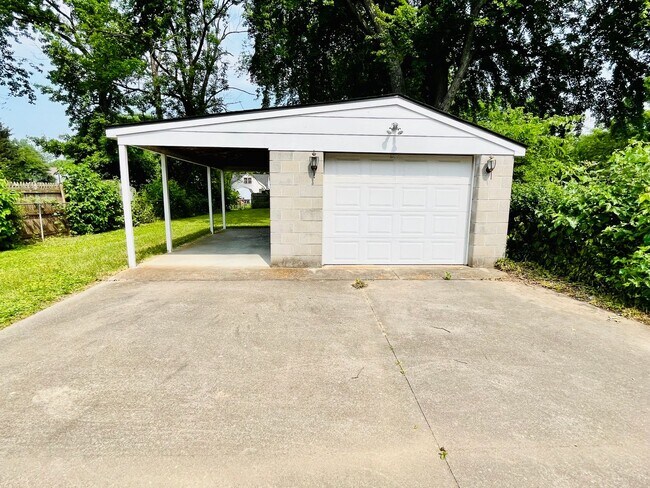 Building Photo - Three Bedroom Modern Farmhouse in Southern...