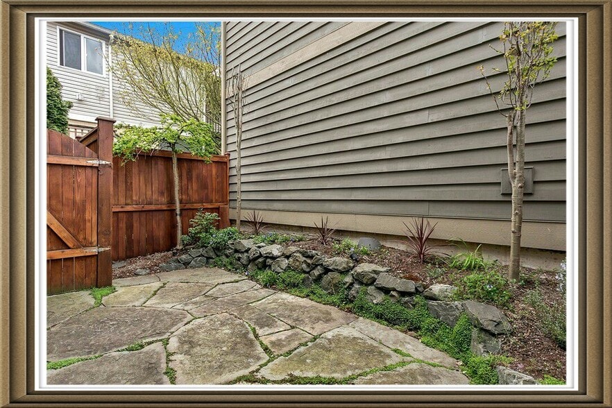 Building Photo - 4816 40th Ave SW #B