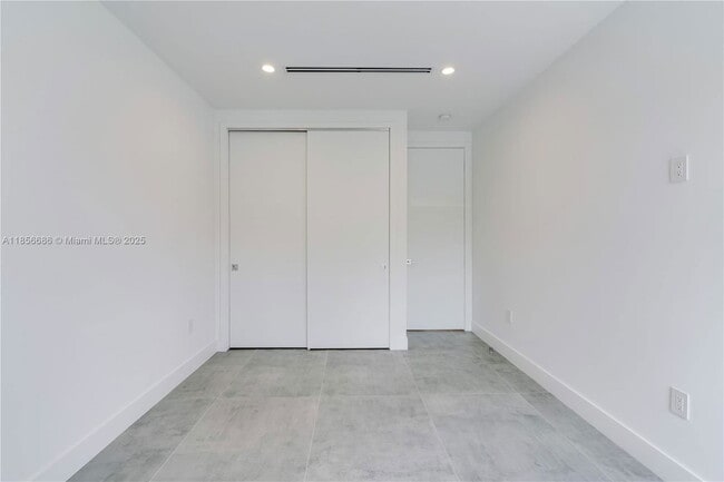 Building Photo - 2842 SW 32nd Ct