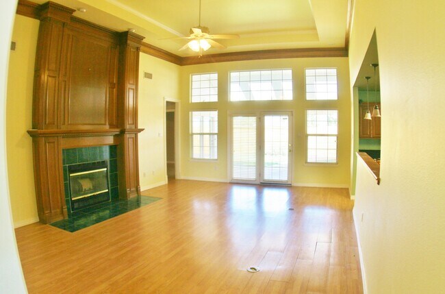 Building Photo - 4 Bed Home, 3 Car Garage! Zia School Distr...