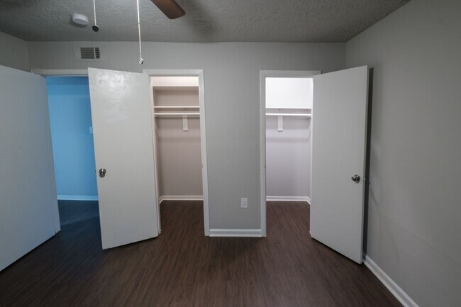 Building Photo - Apartamento recien remodelado / Beautiful recently remodeled apartment. Fast move in bonus!
