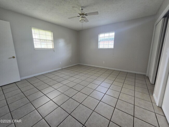 Building Photo - 215 S Kimbrel Ave