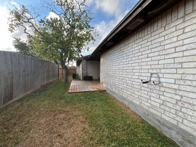 Building Photo - ONE STORY SOUTH SIDE DUPLEX!