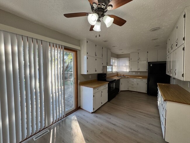 Building Photo - PRICE REDUCED! 4 Bedroom, 1.5 Bathroom House Available, Centrally Located! ¡Casa de 4 dormitorios...