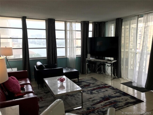Building Photo - 1817 S Ocean Dr