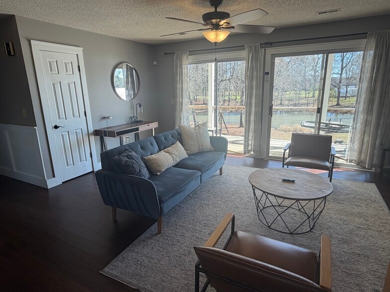 Building Photo - 179 Morninglow Dr