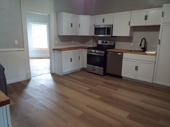 Building Photo - 710 W 3rd St