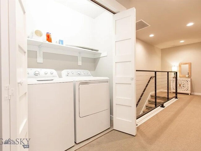 Building Photo - 3 Bd / 2.5 Bath Townhome Furnished or Unfurnished