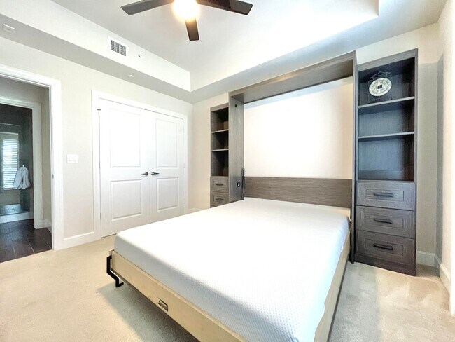 Building Photo - 1044 Bay Colony Dr S