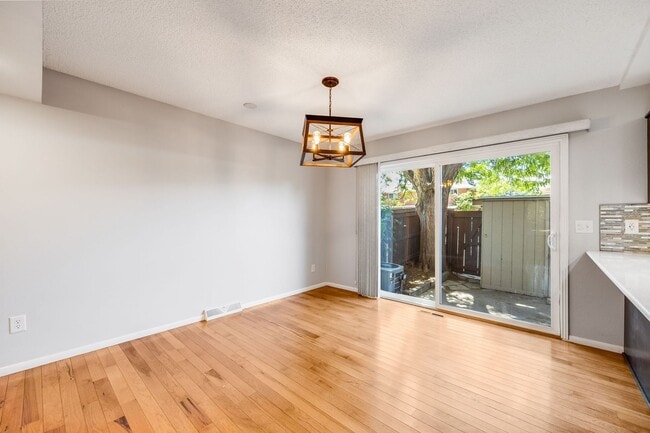 Building Photo - 2 Bedroom 2.5 Bath Townhome in Southeast D...
