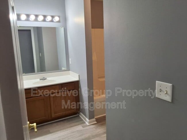 Building Photo - 1115 Crowne Pointe Dr