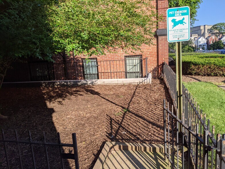 Courtyard & Pet Run - 1436 Meridian Plz NW