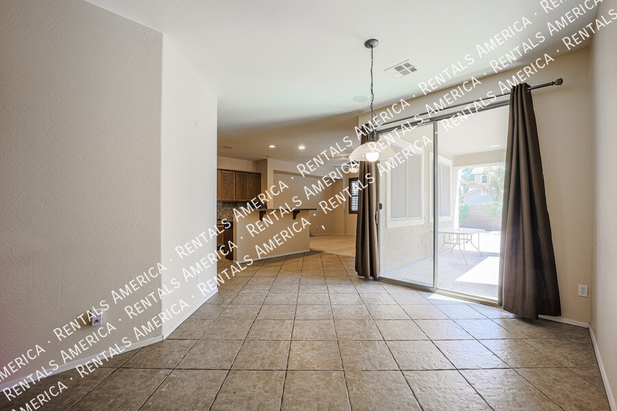 Building Photo - 3854 E Parkview Dr