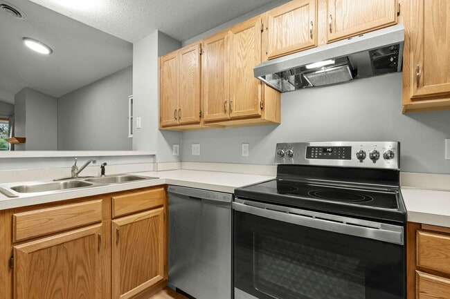 Building Photo - 2230 Ranchview Ln N