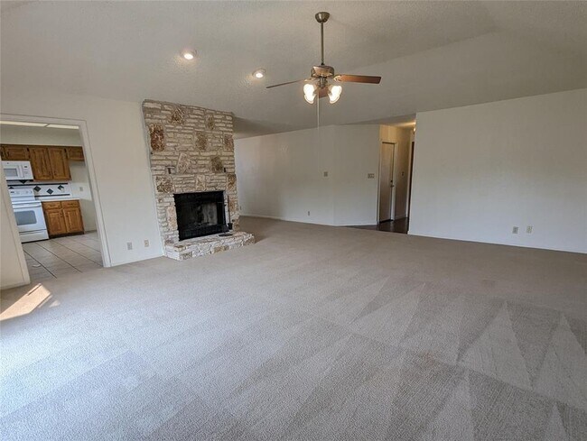 Building Photo - 904 Woodview Dr