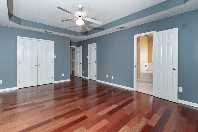 Building Photo - Beautiful 4 Bedroom, 2 Bath home with Large Yard