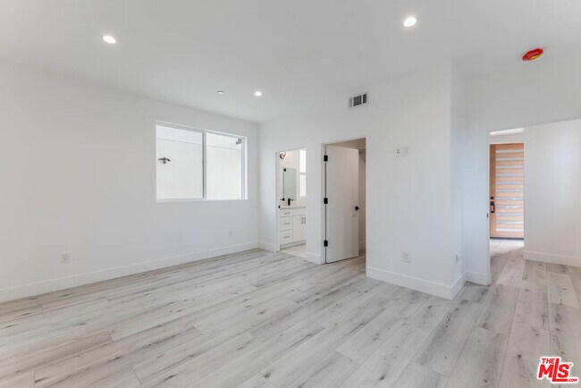 Building Photo - 1236 Beachwood Dr