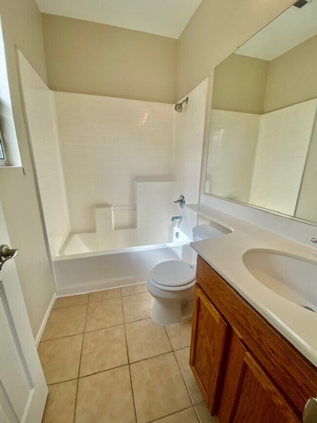 Building Photo - NEWLY PAINTED 2 BED, 3 BATH HOME IN NORTH ...