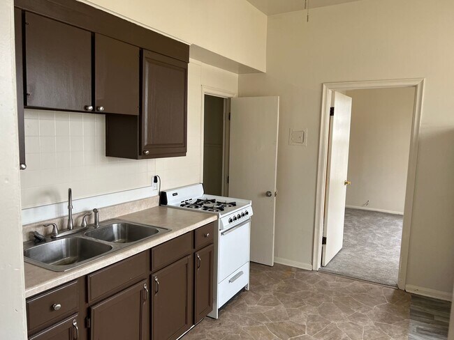 Building Photo - 1BR/1BA Apartment in Multi-Family Unit