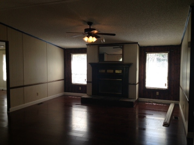 Building Photo - Large Updated Three Bedroom