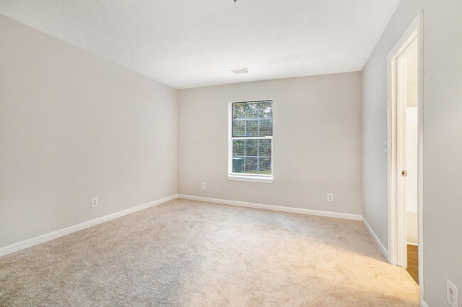 Building Photo - Newly Renovated 2BR/2BA Condo!