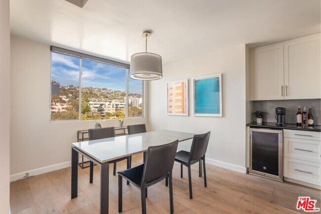Building Photo - 818 N Doheny Dr